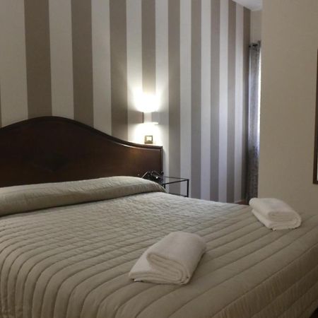 Hotel Piscina La Suite Prossedi Extérieur photo