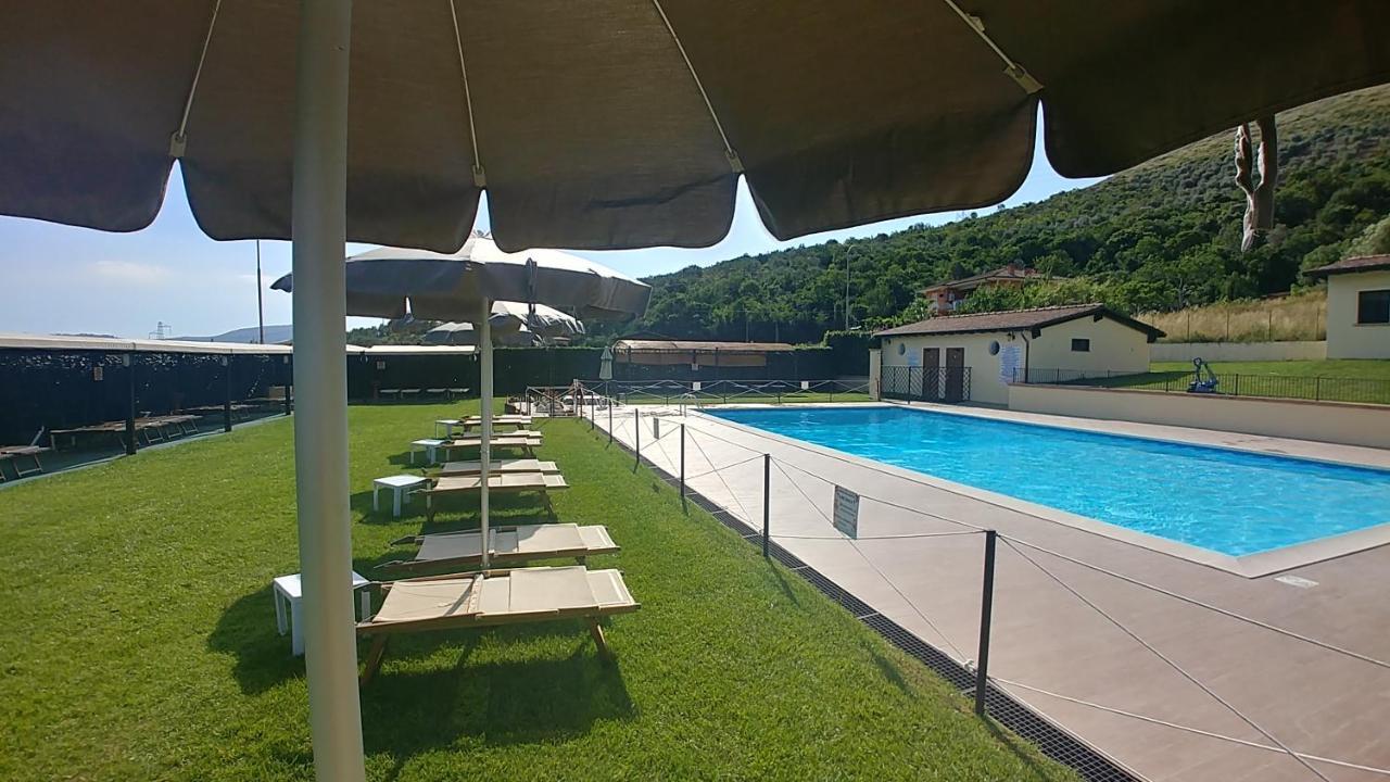 Hotel Piscina La Suite Prossedi Extérieur photo