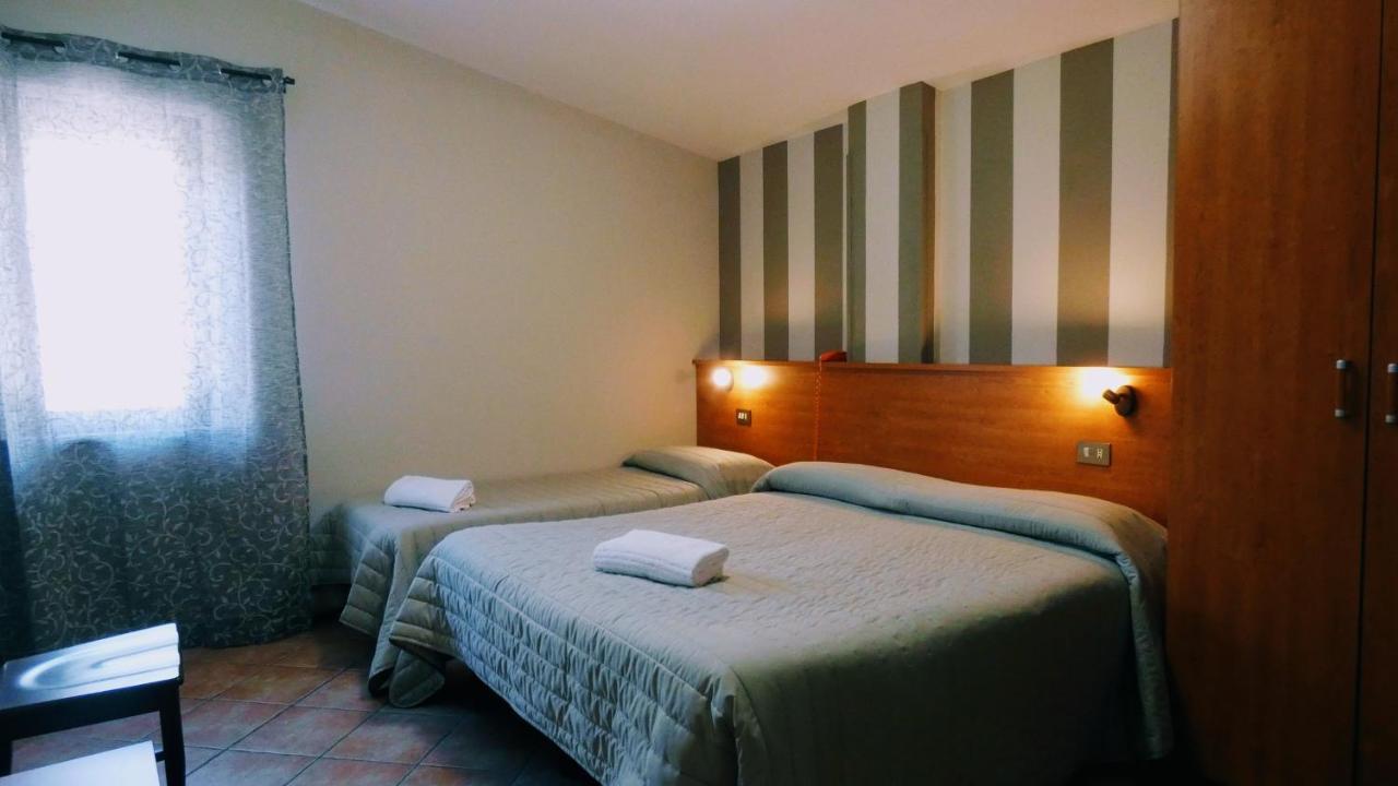 Hotel Piscina La Suite Prossedi Extérieur photo