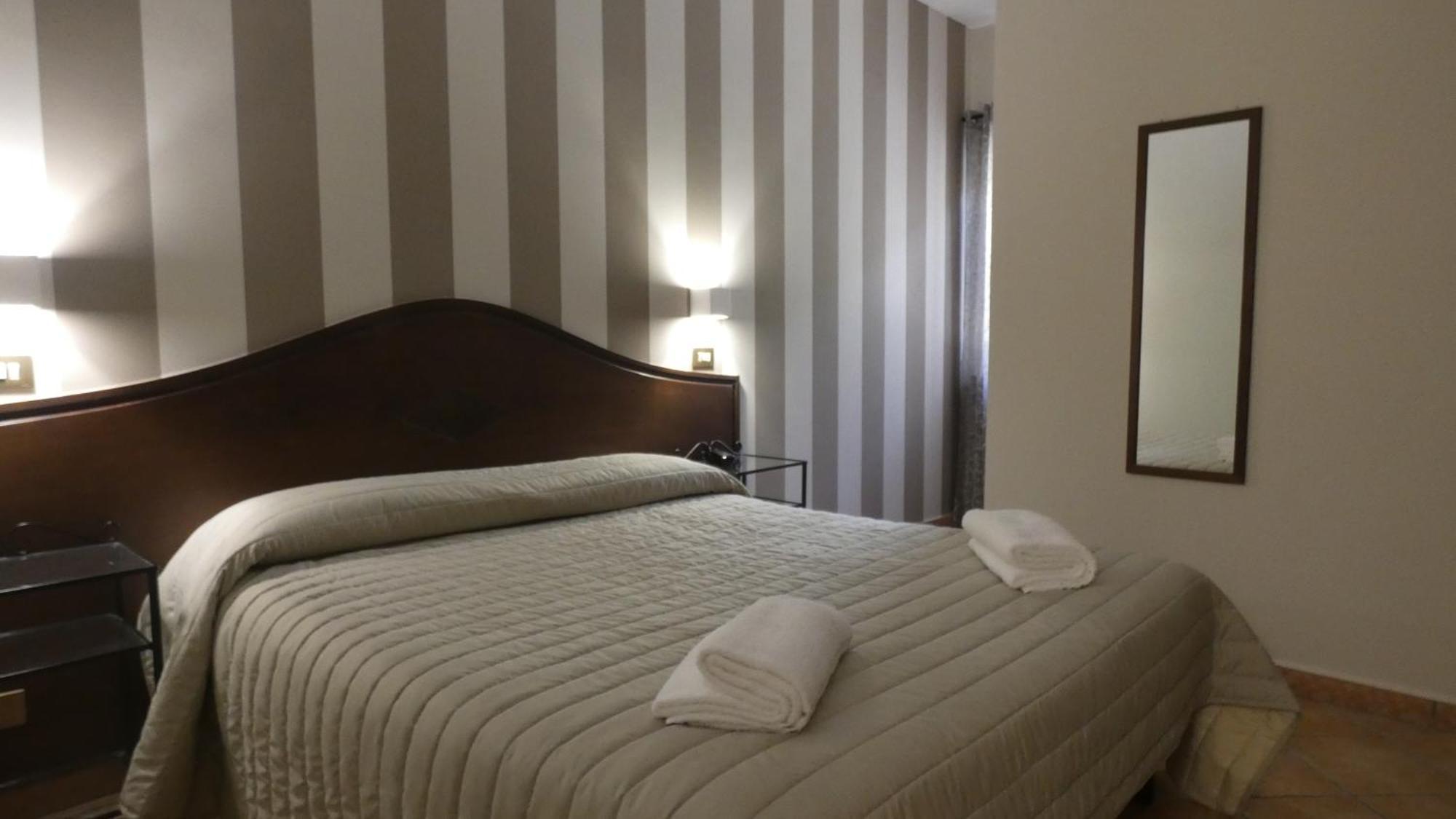 Hotel Piscina La Suite Prossedi Extérieur photo