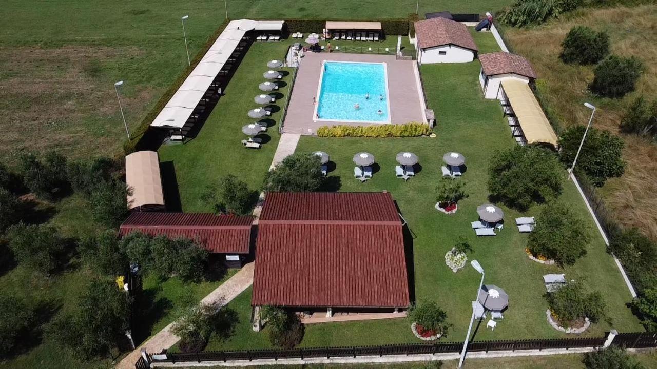Hotel Piscina La Suite Prossedi Extérieur photo