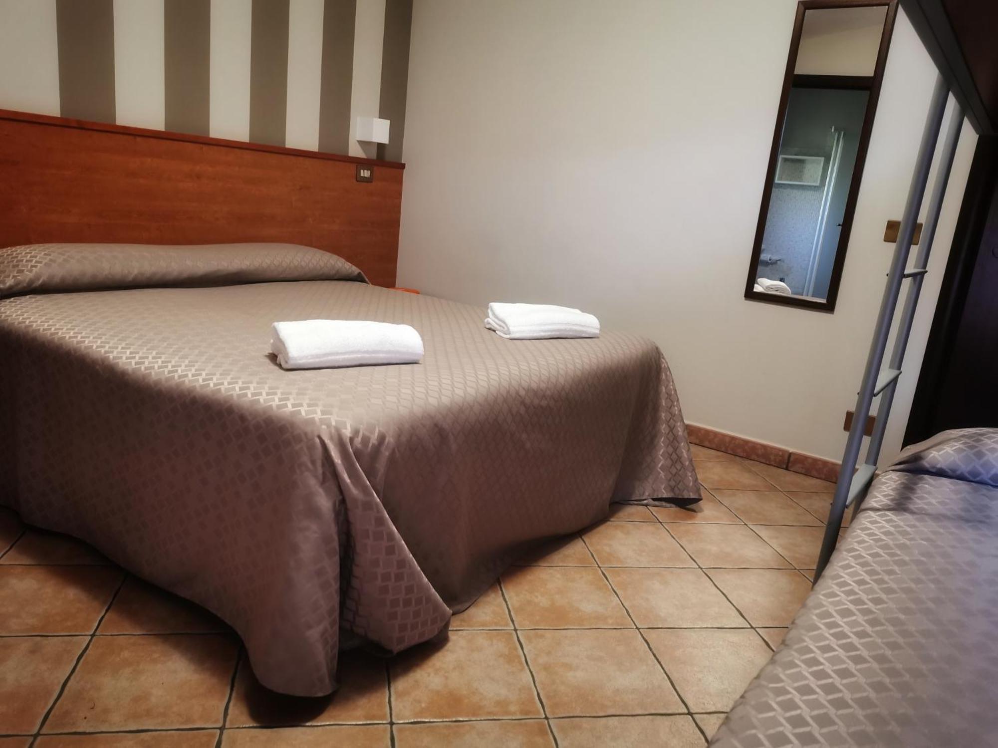 Hotel Piscina La Suite Prossedi Extérieur photo