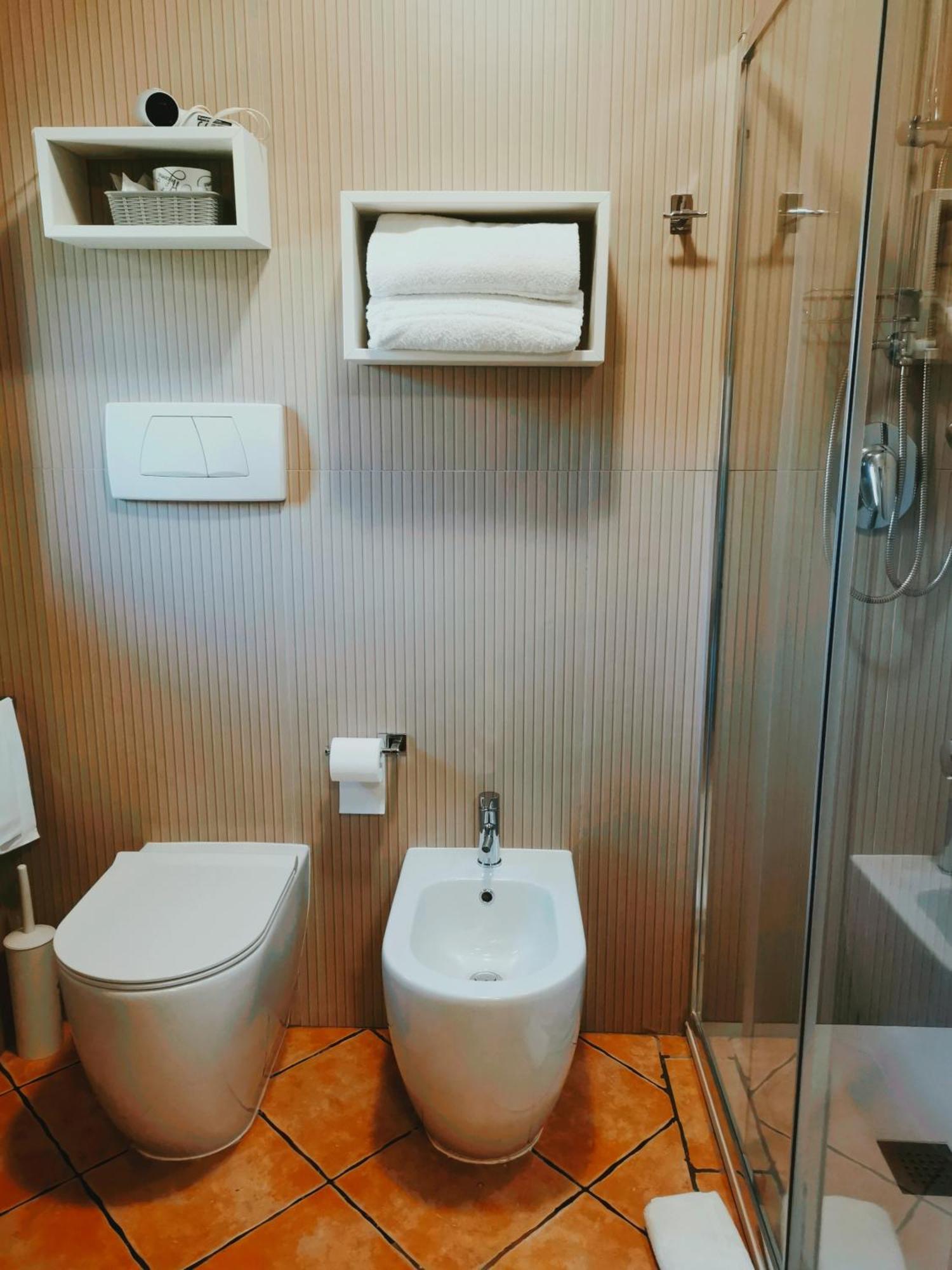 Hotel Piscina La Suite Prossedi Extérieur photo