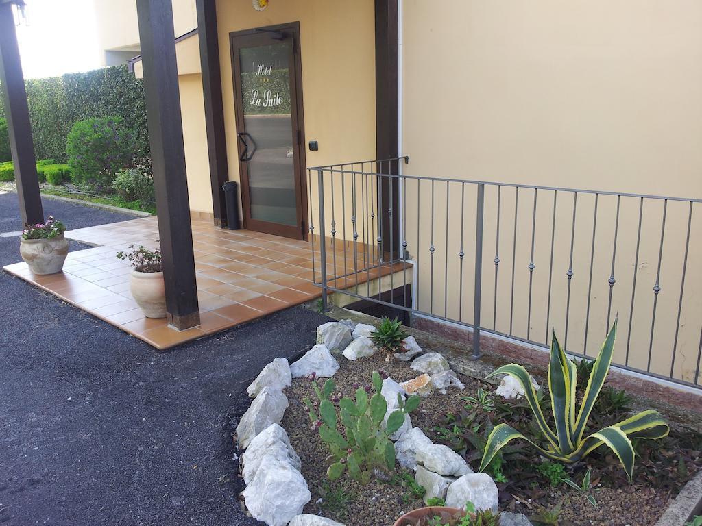 Hotel Piscina La Suite Prossedi Extérieur photo